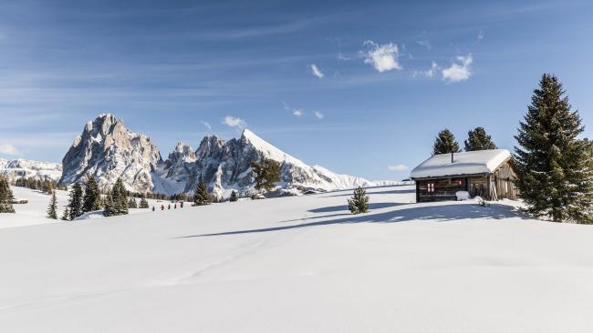 Panorama innevato dal family hotel in montagna d'inverno.