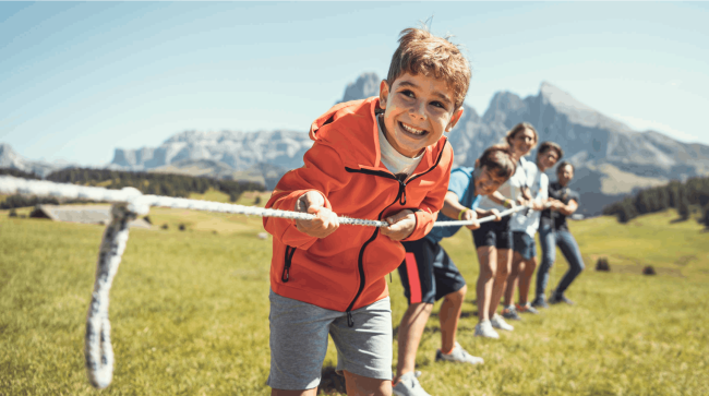 Bambini giocano al Tiro alla fune - hotel per famiglie in alto adige