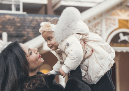 Mamma single con bambino in braccio