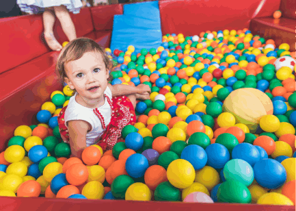 Bimba nella vasca delle palline