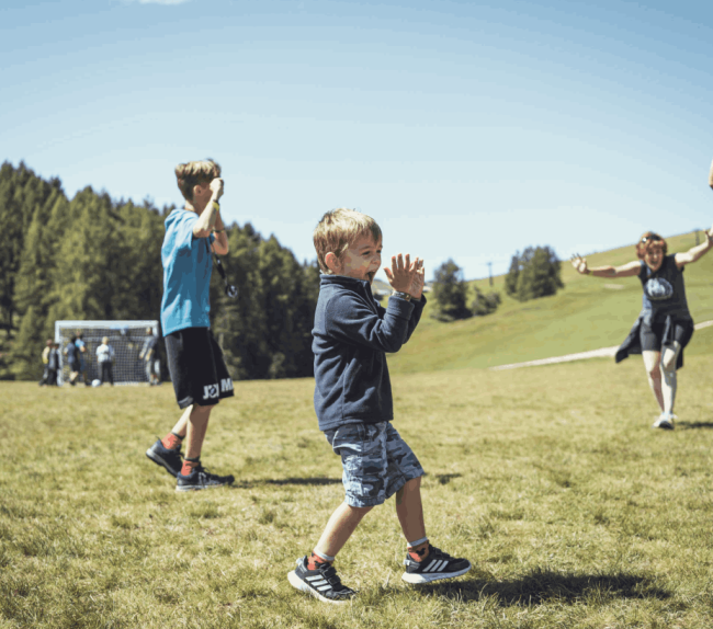 Kinder spielen auf der Wiese