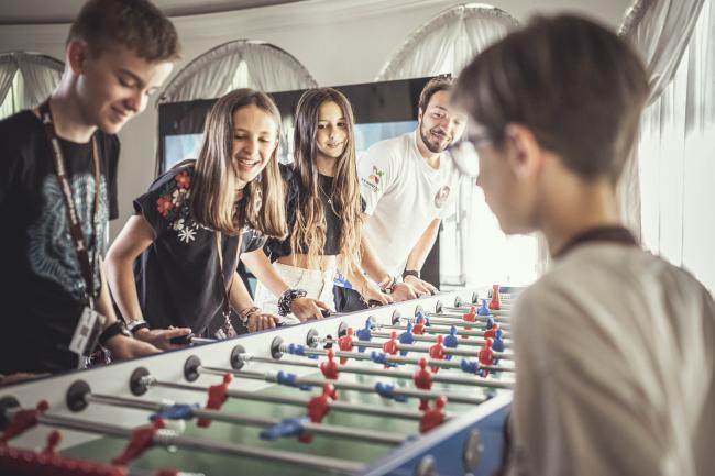 Kinder spielen Tischfußball