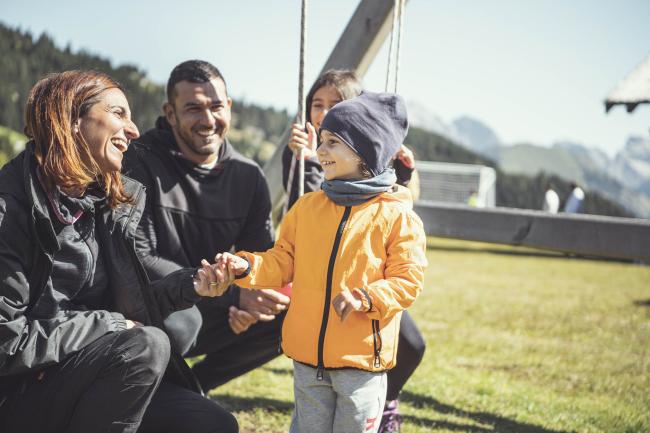 Genitori con bimbi in montagna.