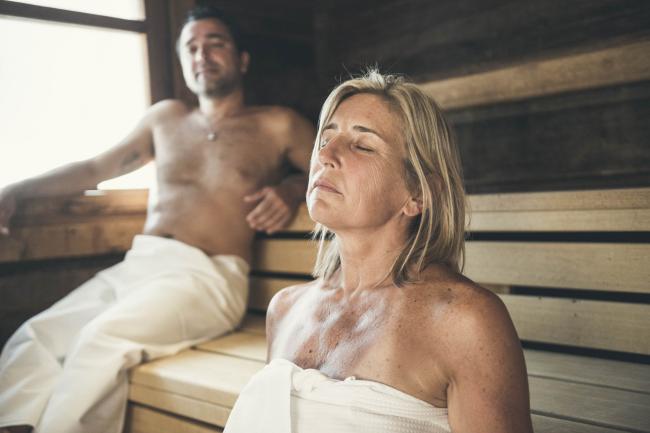 Frau in der Sauna mit Familie