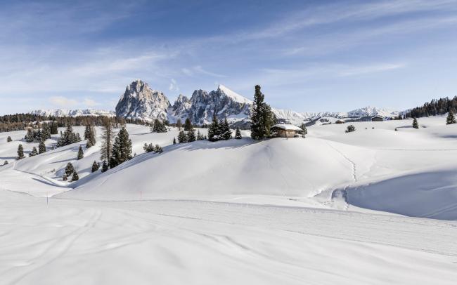 Blick auf eine Skipiste in den Dolomiten.