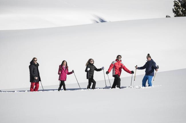 Schneeschuhwandern auf der Skipiste.