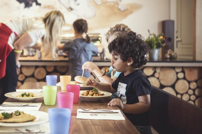 Kinder beim Mittagessen