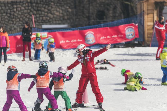 Bambini sulle piste a scuola di sci