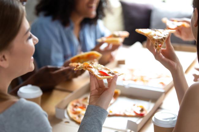 Familie isst Pizza im Hotel im Urlaub in Südtirol