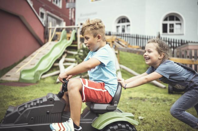 Kinder spielen bei einem Familienurlaub in Südtirol