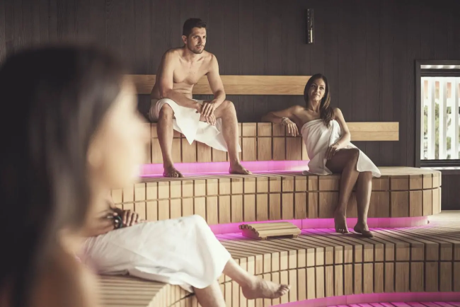 Menschen entspannen sich im Familienhotel mit Sauna