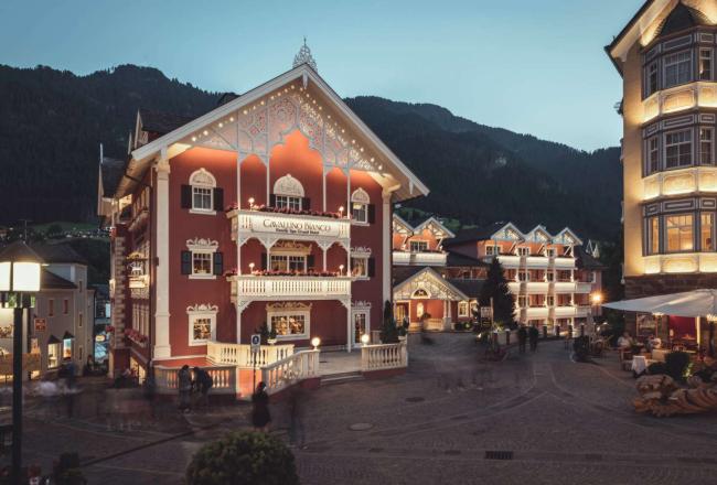 Il Family hotel in Italia Cavallino Bianco visto dall'esterno.