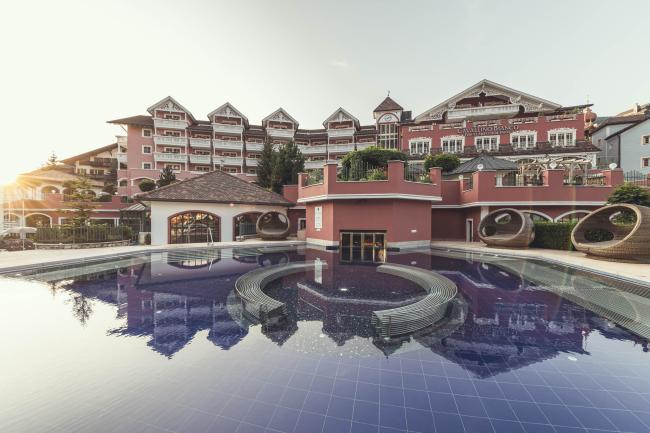 The external pool of the Cavallino bianco ortisei family hotel