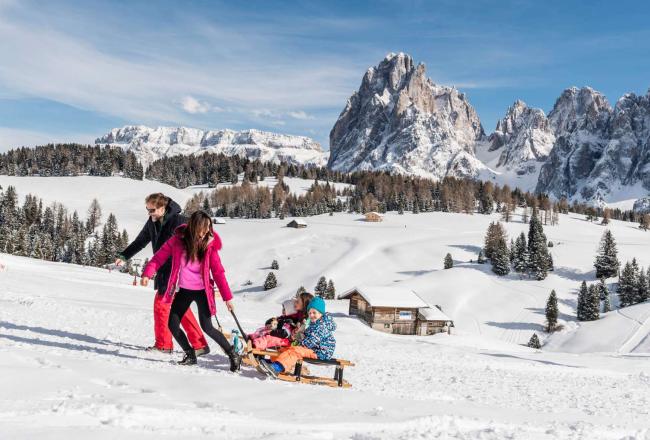 Famiglia con bambino che scia - family hotel in montagna.