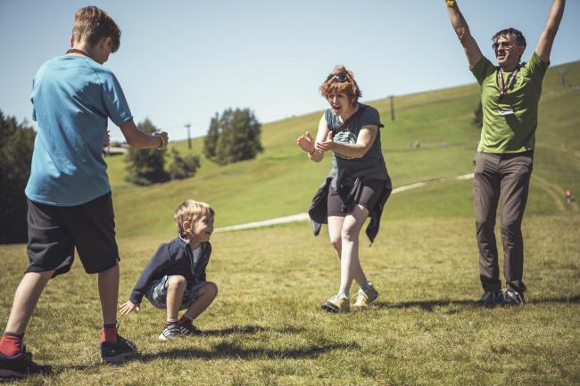 Mutter und Baby auf der Wiese - kinderhotel sudtirol