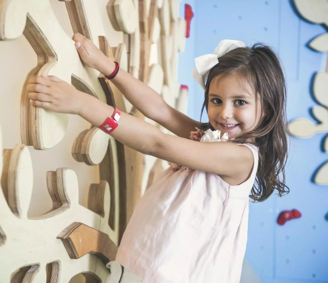 bambina si arrampica