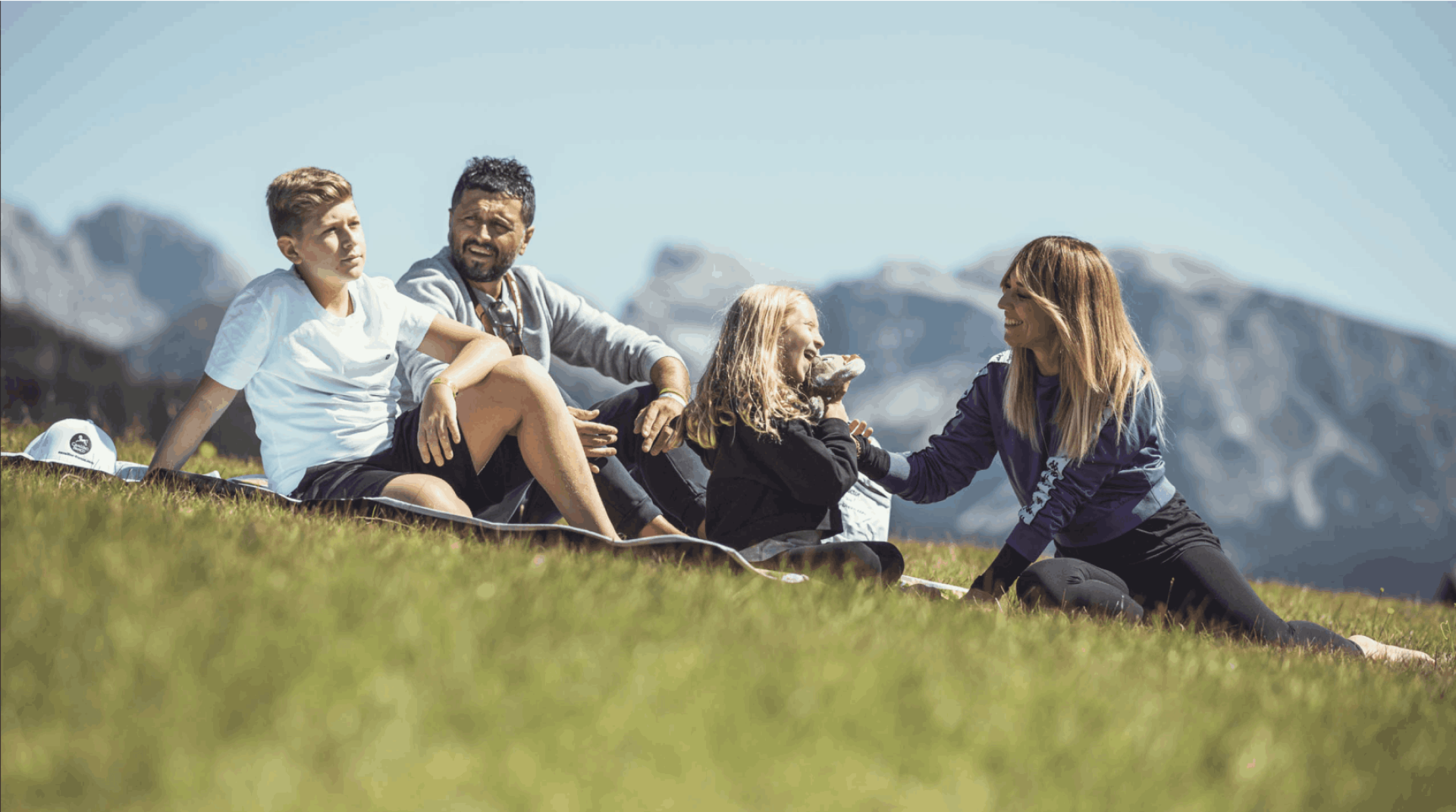Famiglia sull'erba