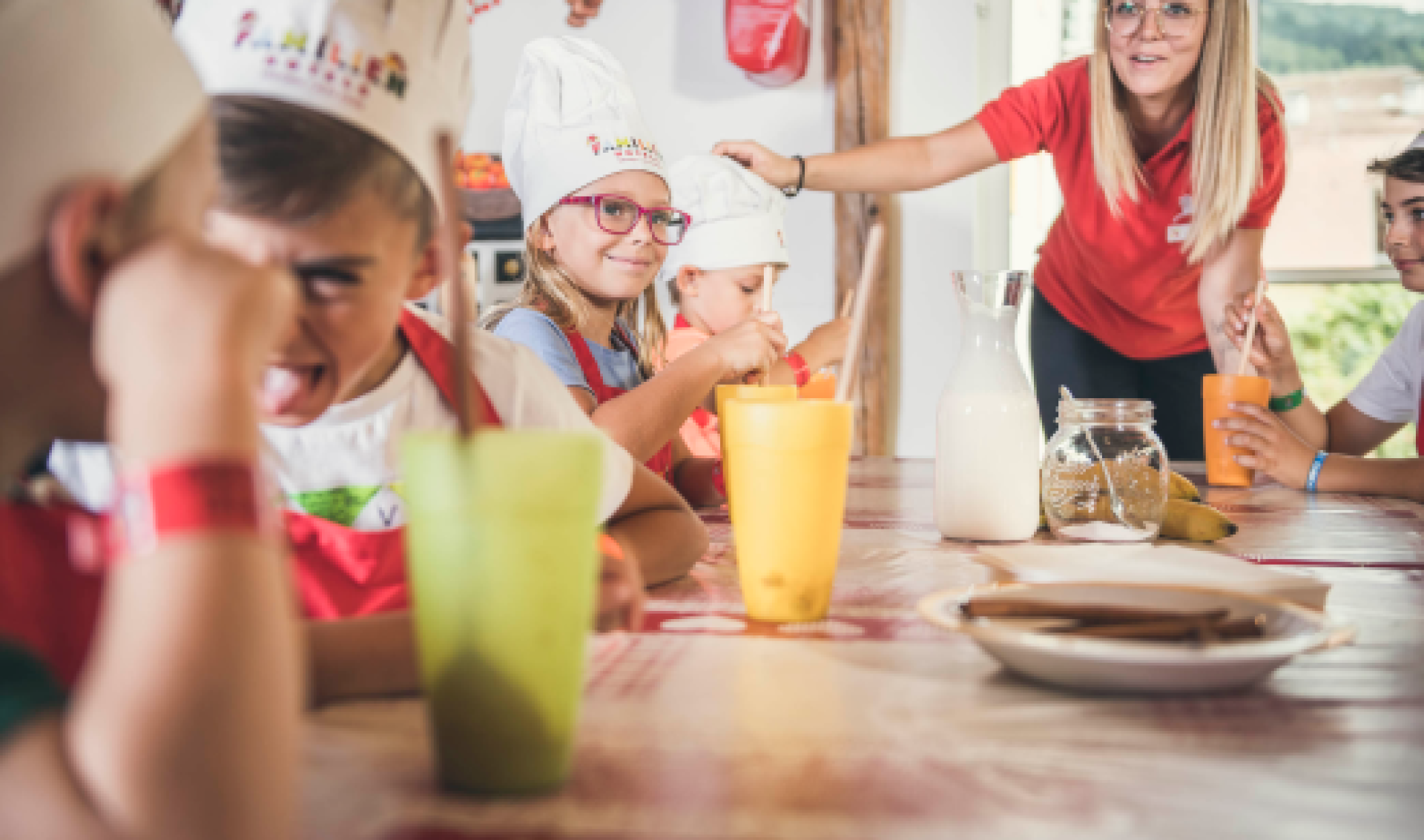 Kinder beim Naschen im Hotel