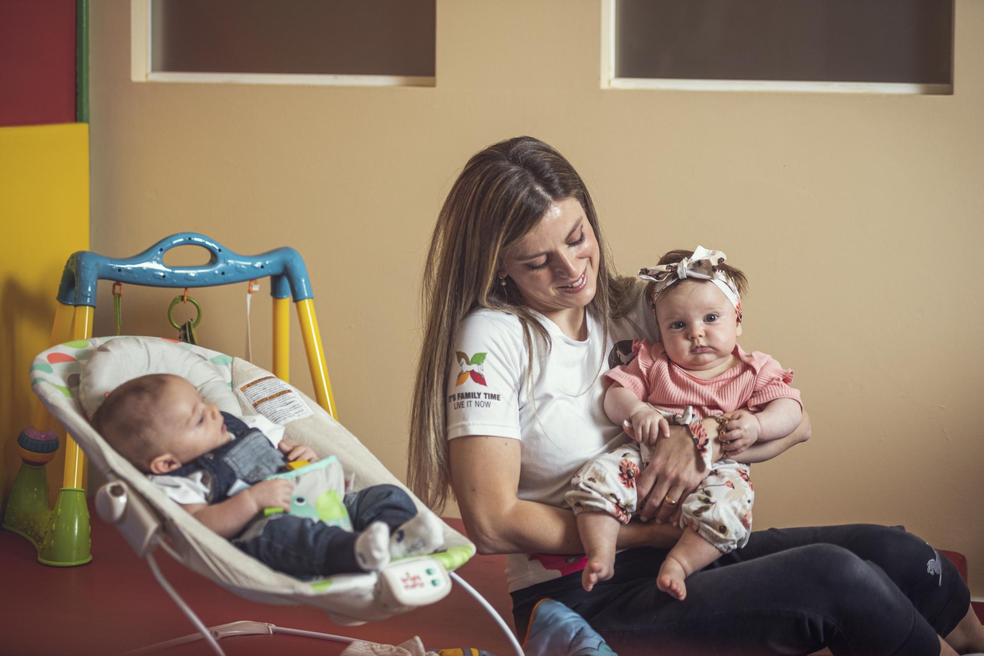 Babysitter dell'hotel per neonati assiste due bimbi.