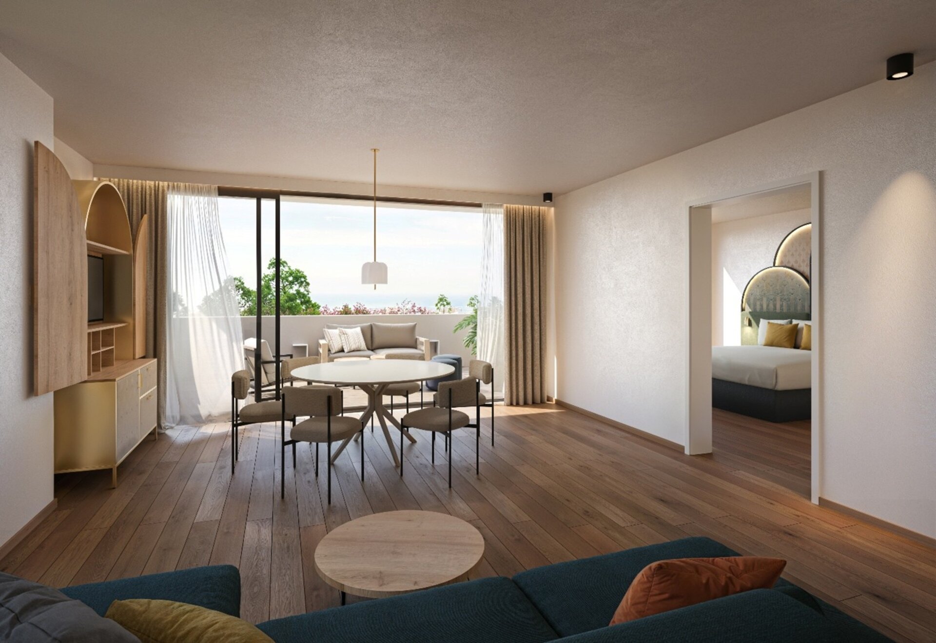 Interno di una stanza dell'hotel 5 stelle lusso sul mare, con tavoli, sedie in legno e balcone.