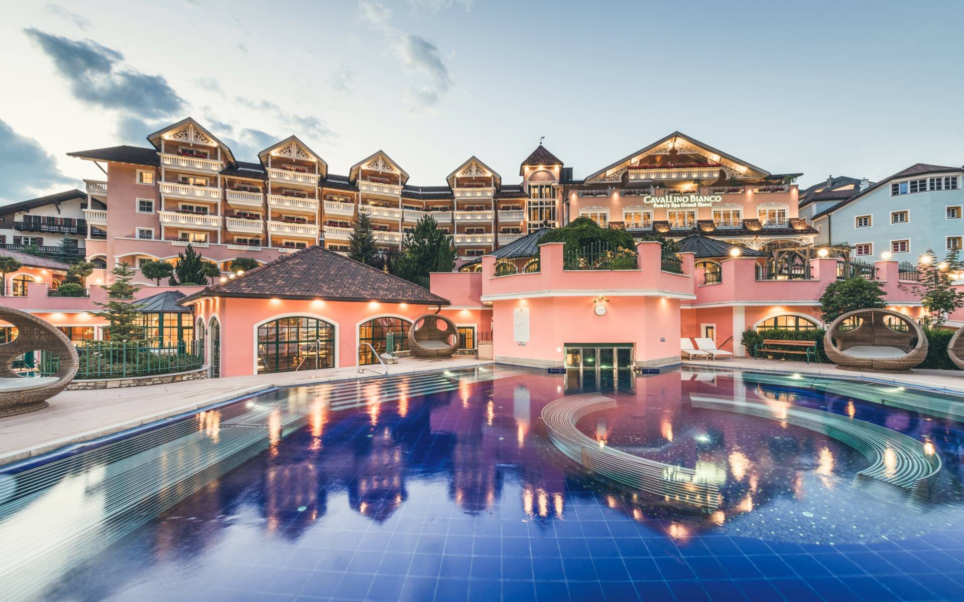 Veduta esterna del Cavallino Bianco Ortisei, hotel con animazione per bambini.