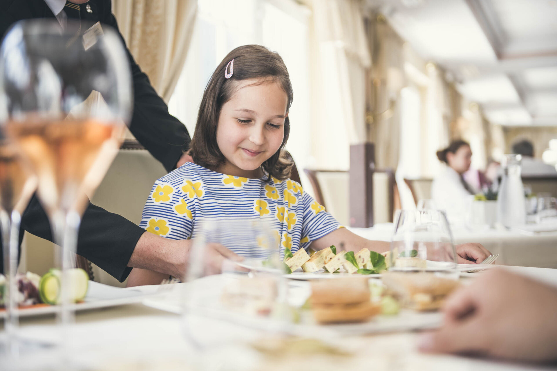Bambina cena nel family hotel in Val Gardena.