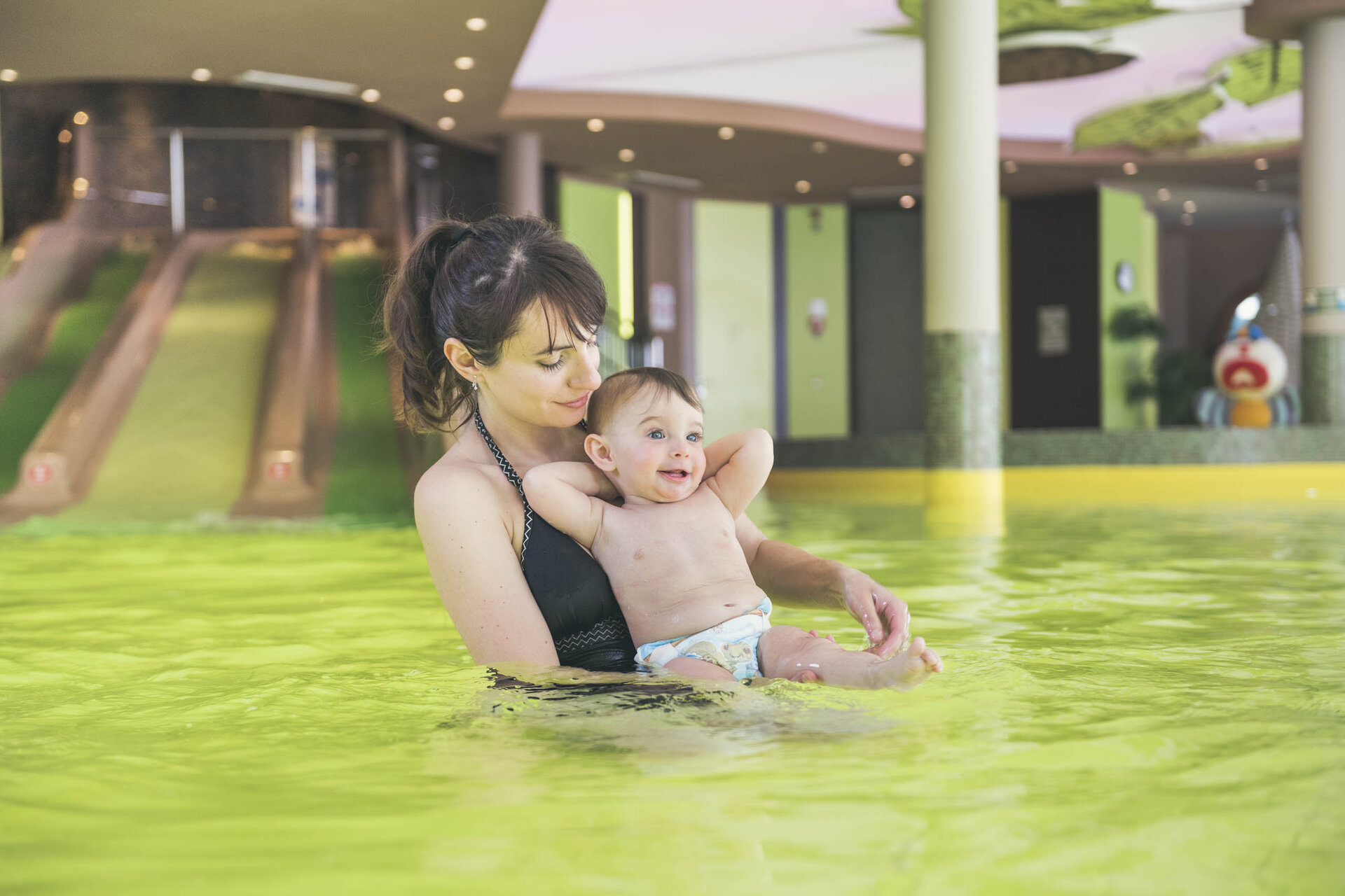 Mamma e bimba in piscina dell'hotel.