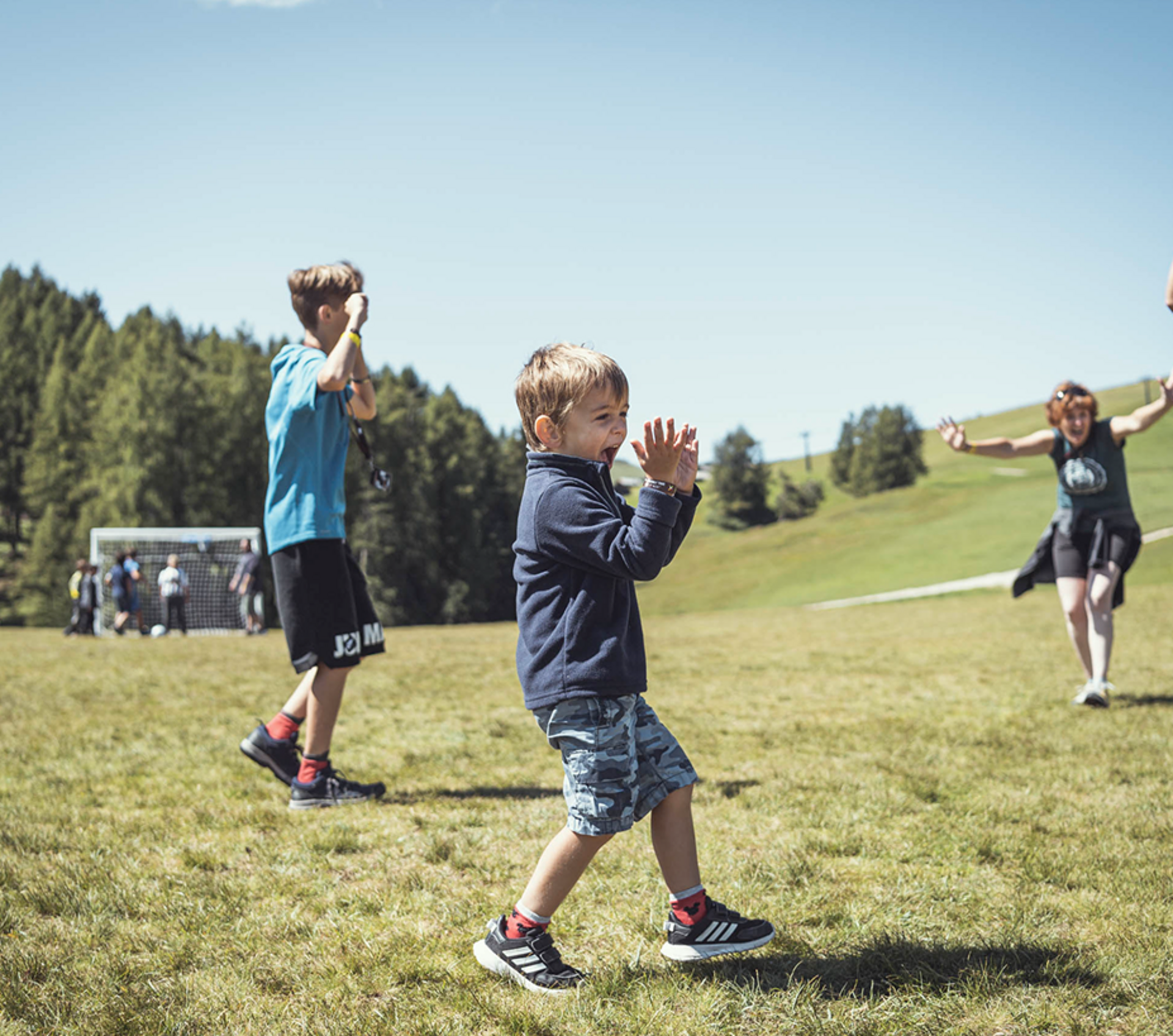 Bimbi che giocano nella natura fuori dal miglior hotel per bambini.