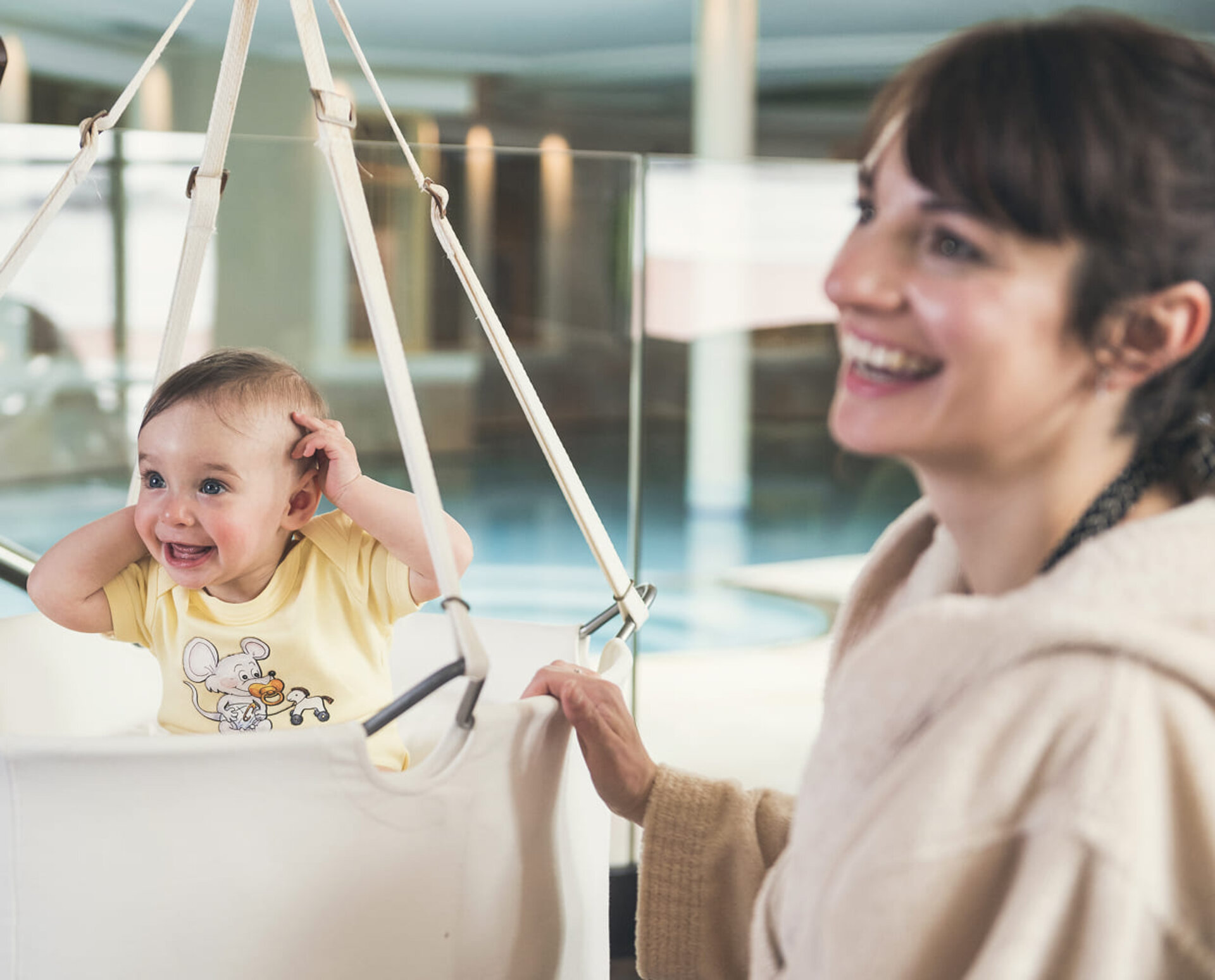 Mamma e bambino nel family hotel in alto adige.
