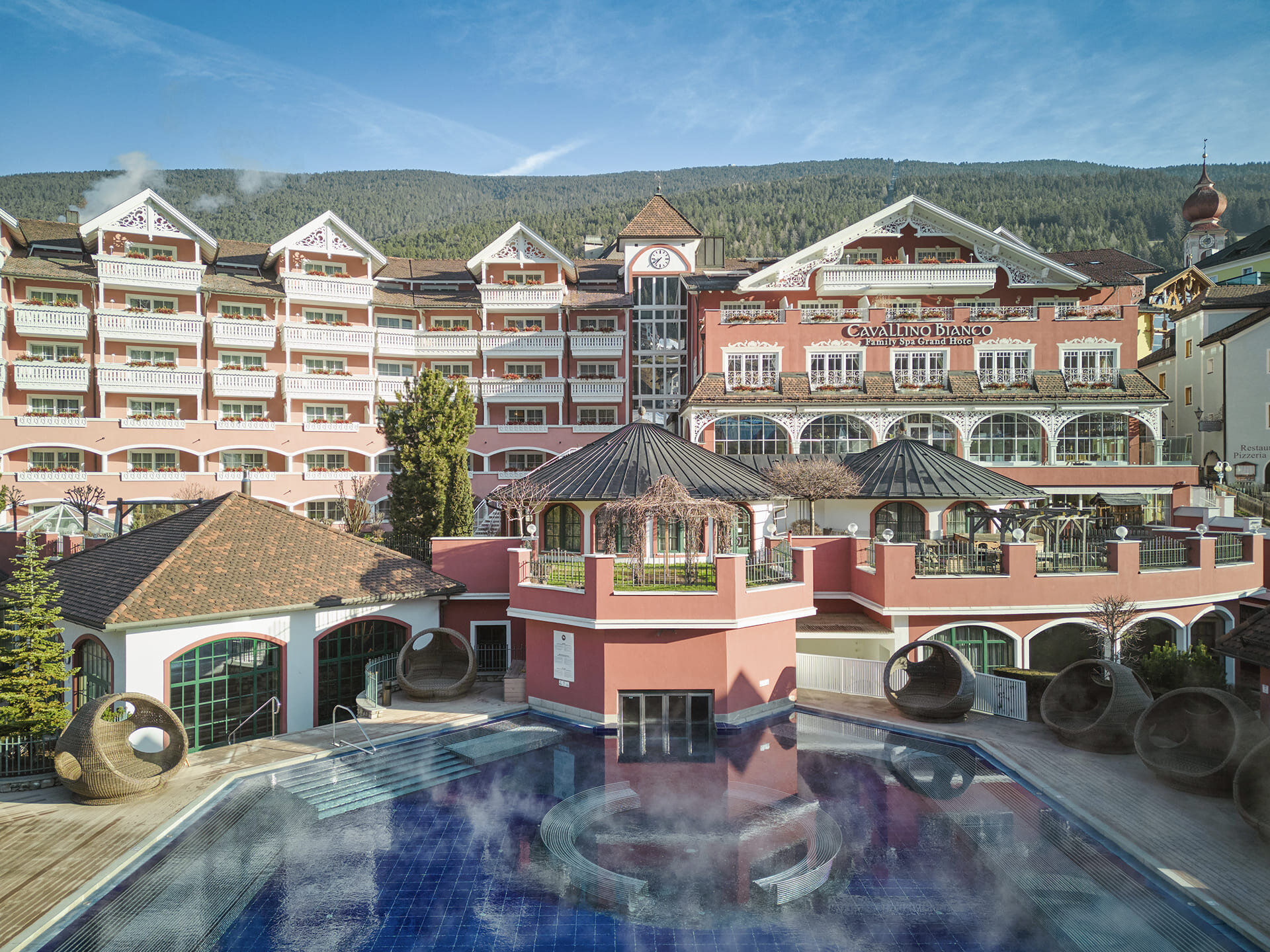 Facciata del Family Hotel in Alto Adige Cavallino Bianco.
