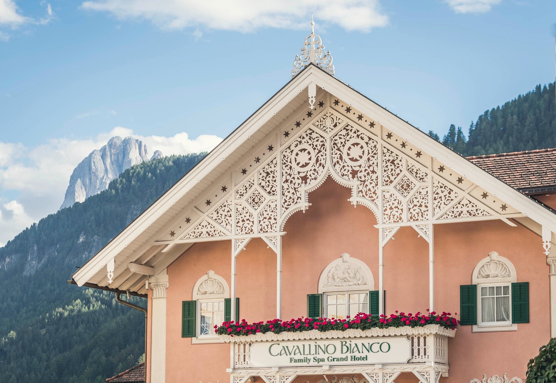 Facciata del family hotel lusso sulle dolomiti cavallino bianco Val Gardena - Dolomiti.