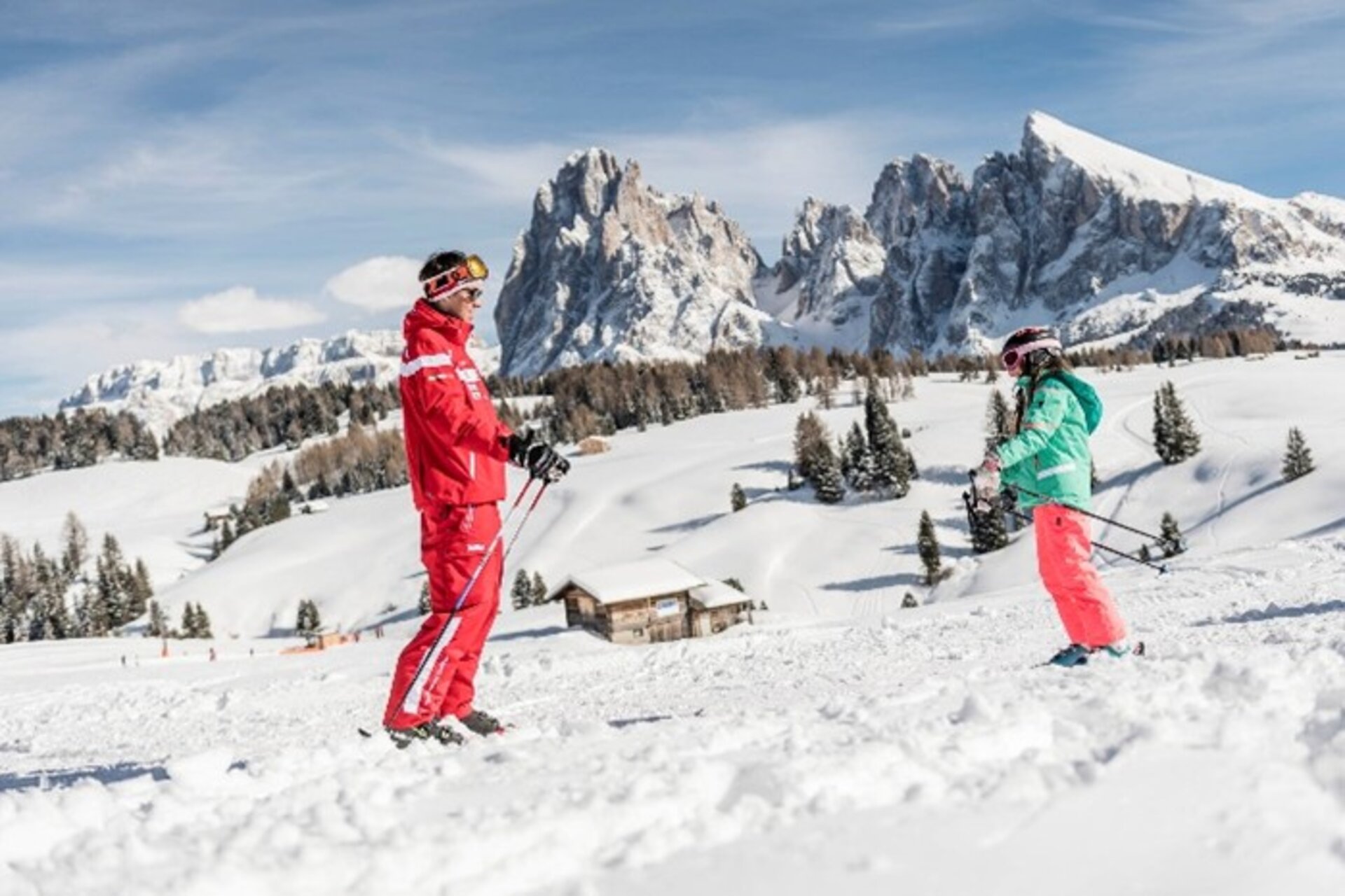 Maestro di sci sulla neve.