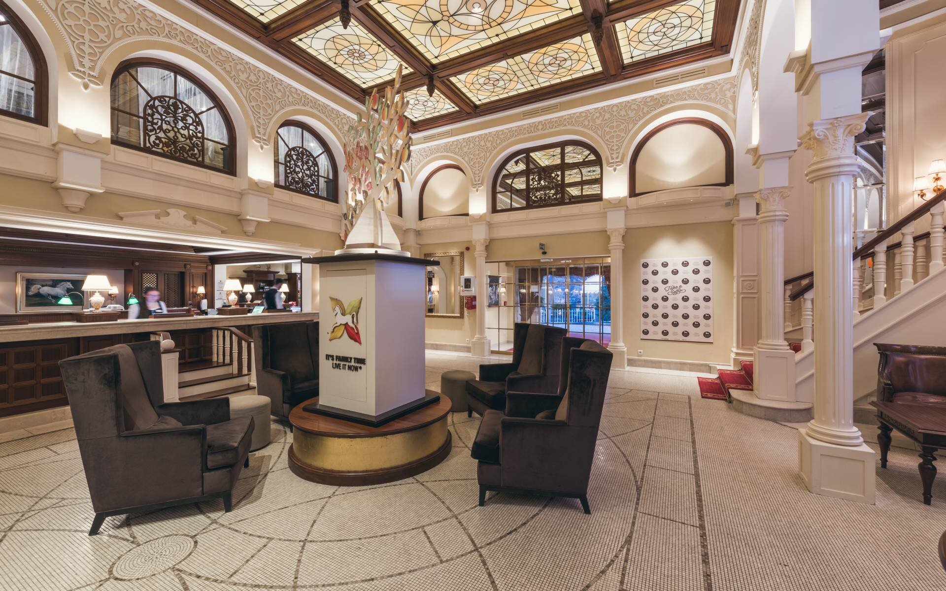 Hall e spazi comuni con poltrone e tavolini nell'hotel di lusso Cavallino Bianco Val Gardena - Dolomiti