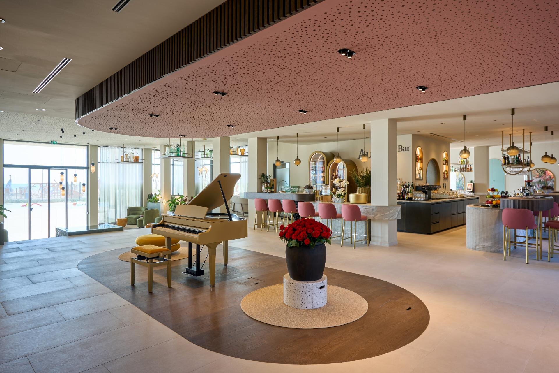 Area ristoro nella hall del family hotel Cavallino Bianco a Caorle