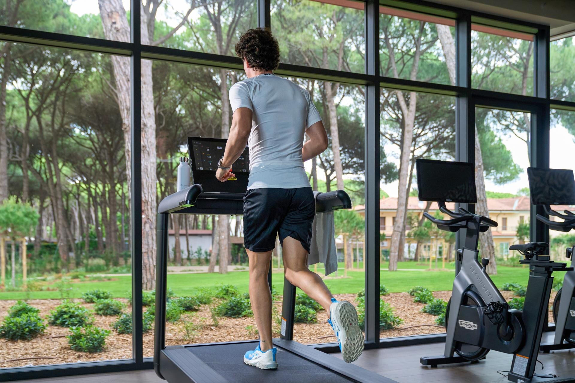 Palestra con affaccio sulla pineta e attrezzi Technogym a Caorle