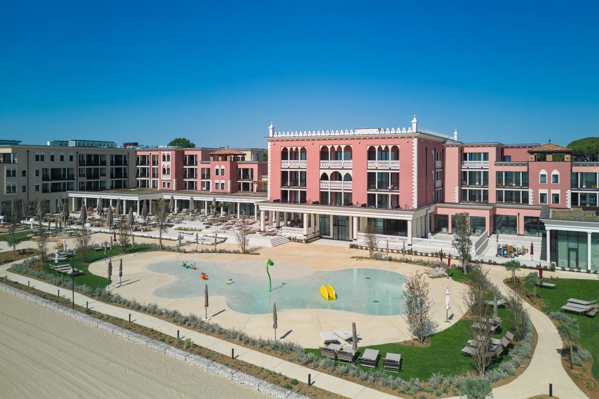Immagine degli esterni con piscina attrezzata del Cavallino Bianco a Caorle