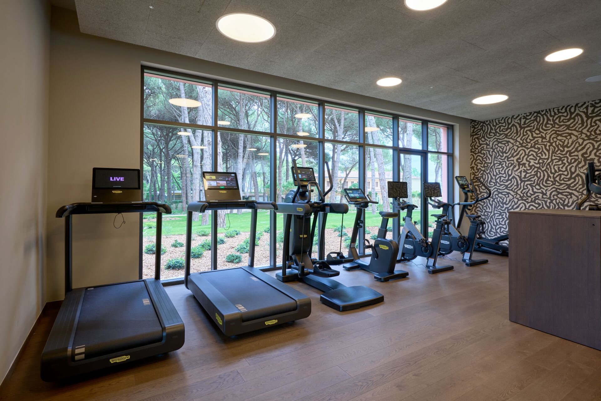 Palestra con affaccio diretto in pineta con macchine Technogym al family hotel di Caorle.