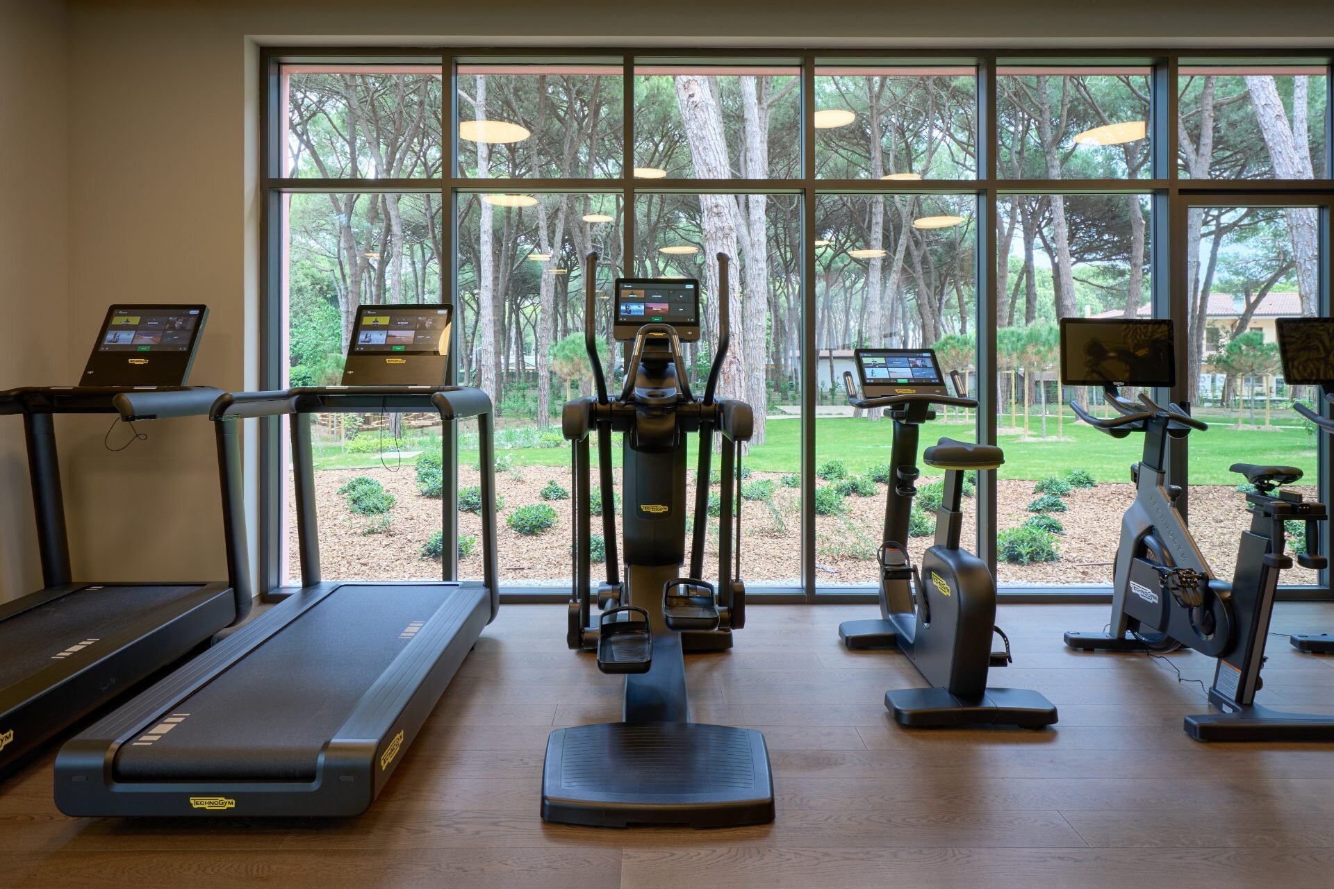 Palestra con affaccio diretto in pineta con macchine Technogym al family hotel di Caorle.