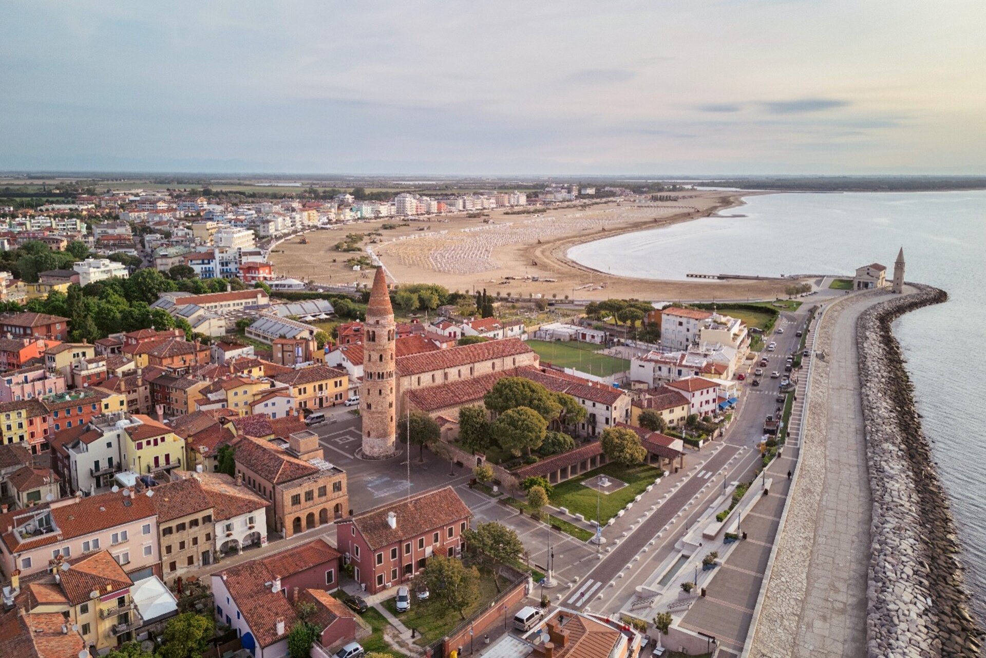 Una veduta dall'alto di cosa fare a Caorle con bambini.