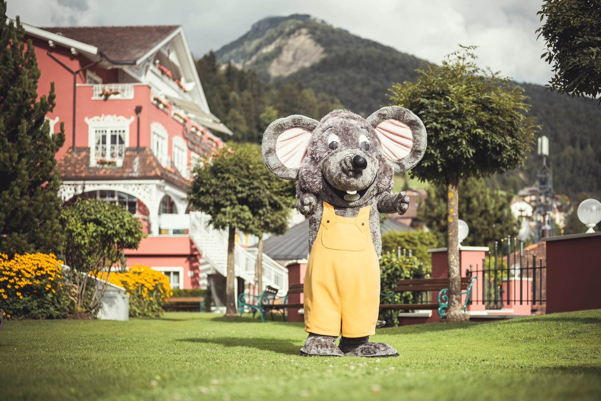 Lino, la mascotte del nostro hotel, fuori dal Cavallino Bianco con le montagne dell'Alto Adige sullo sfondo.