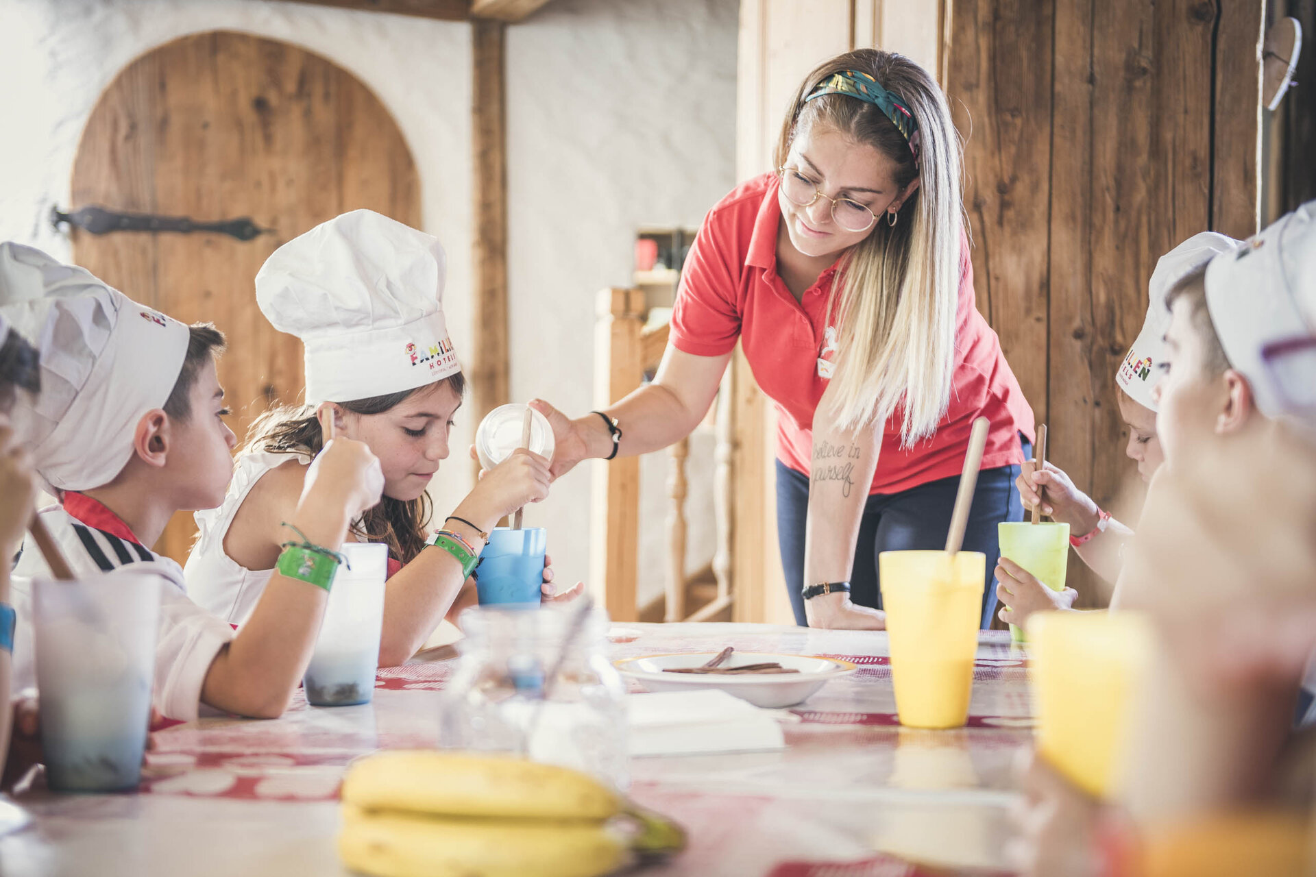 Babysitter fa cucinare i bambini nell'hotel con servizio babysitter Cavallino Bianco.