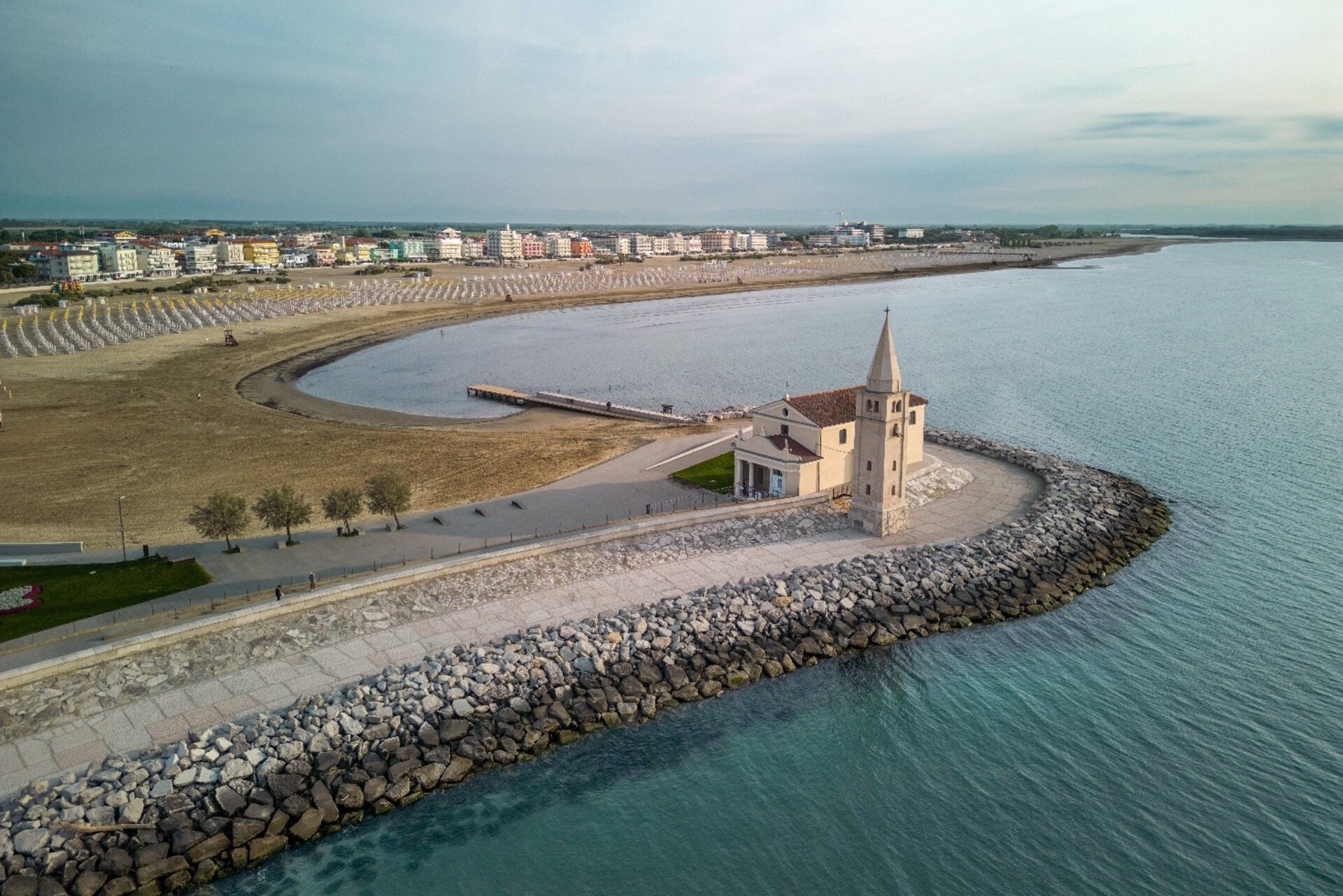 Veduta aerea del santuario di Caorle, una delle cose da visitare a Caorle con bambini in vacanza.