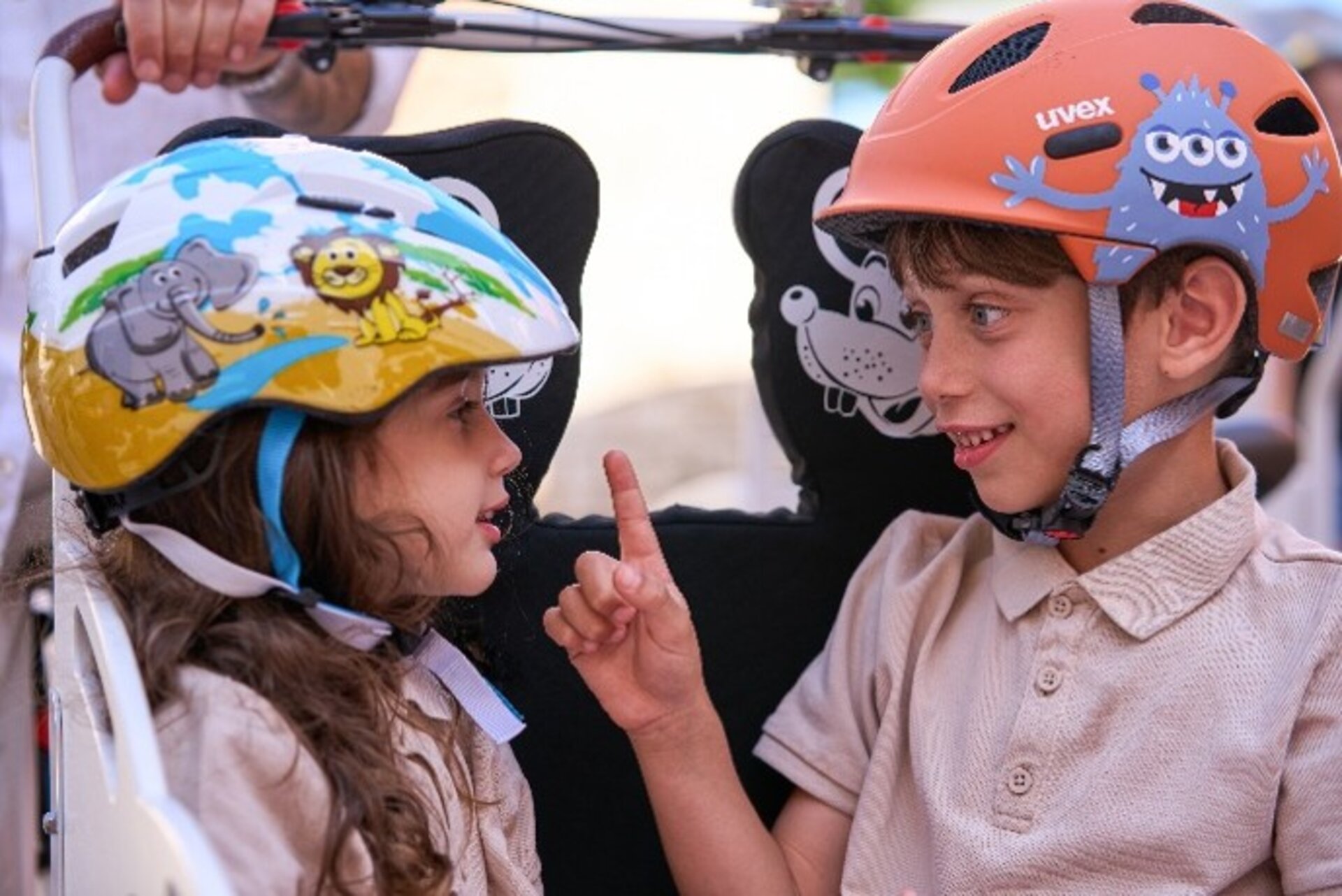 Bambini con casco colorato in escursione.