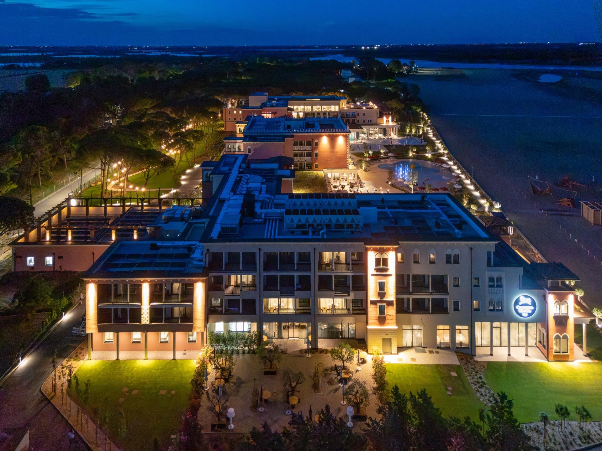 Cavallino Bianco a Caorle by night veduta aerea della costa illuminata