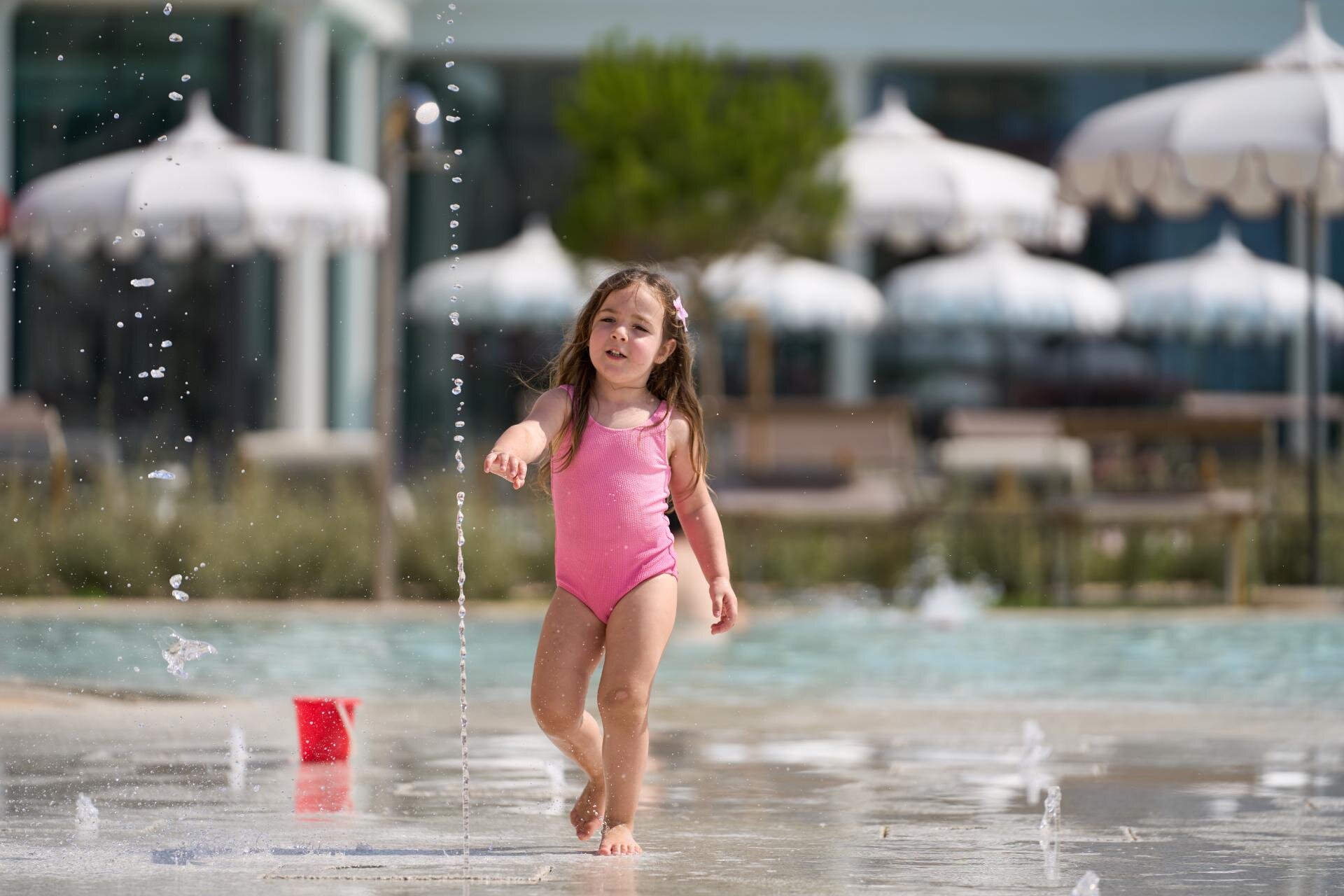 Bambina nella piscina esterna attrezzata per bambini al Cavallino Bianco a Caorle