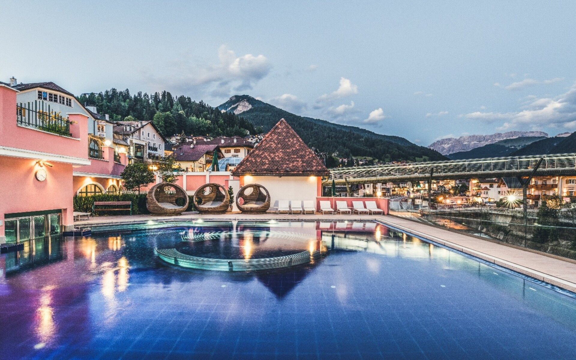 Vista della piscina del Cavallino Bianco, il miglior family hotel in montagna.